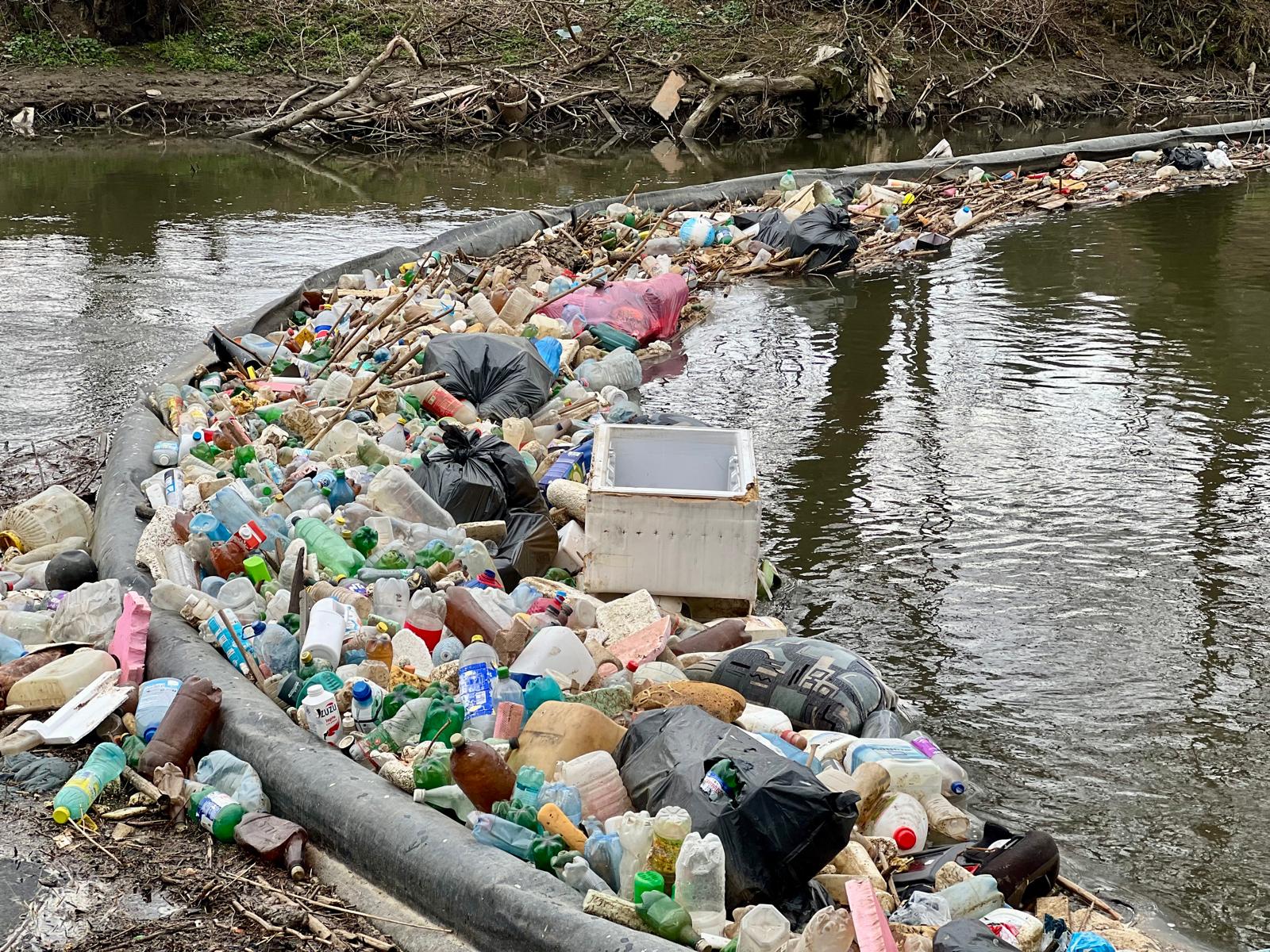 VIDEO Realitatea de pe Cibin: plastic cât vezi cu ochii de Ziua Mondială a Apei