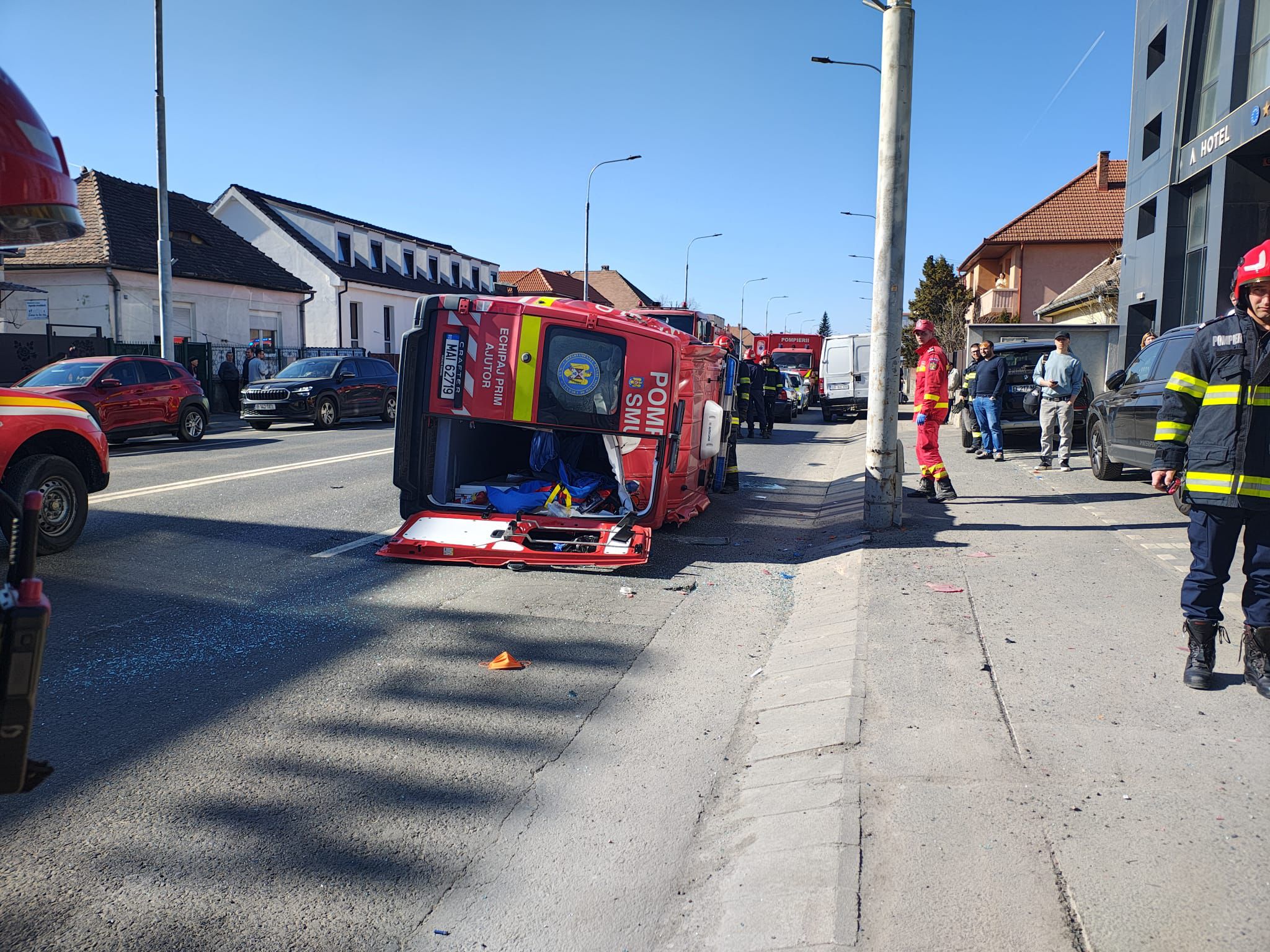 UPDATE: Fotogalerie | Accident rutier pe bulevardul Vasile Milea. O ambulanță s-a răsturnat