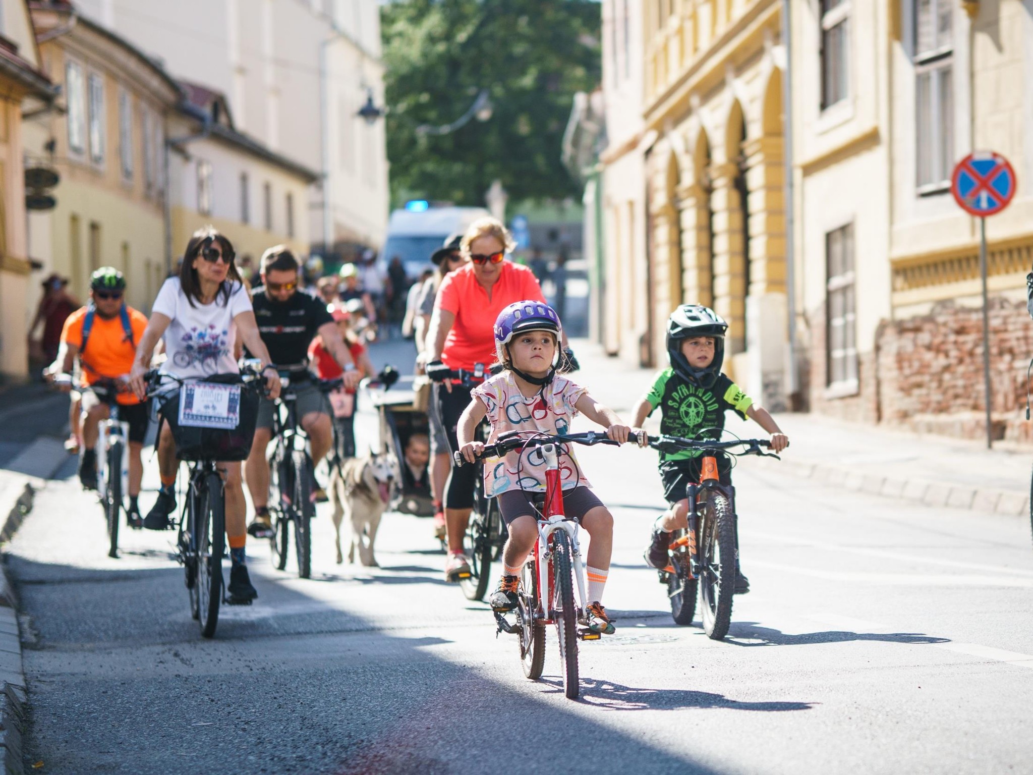 Drumul copiilor la școală cu mașina îi costă pe părinții din Sibiu 1, 5 milioane de euro