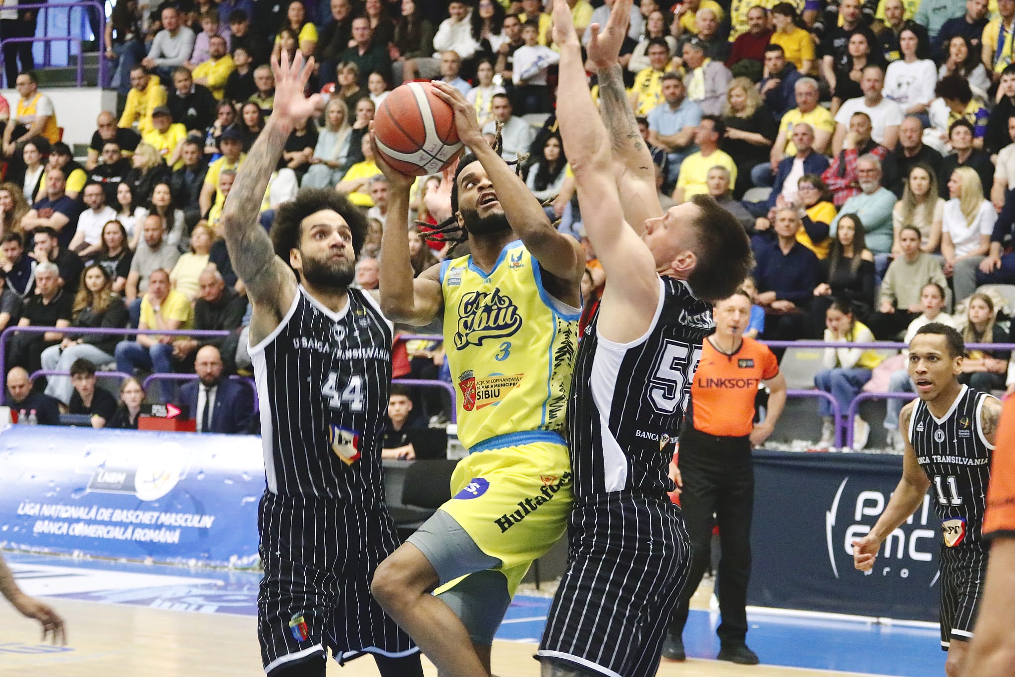 CSU Sibiu pierde primul meci din play-off după o evoluţie bună în faţa campioanei ”U” BT. Sala ”Transilvania”, arhiplină