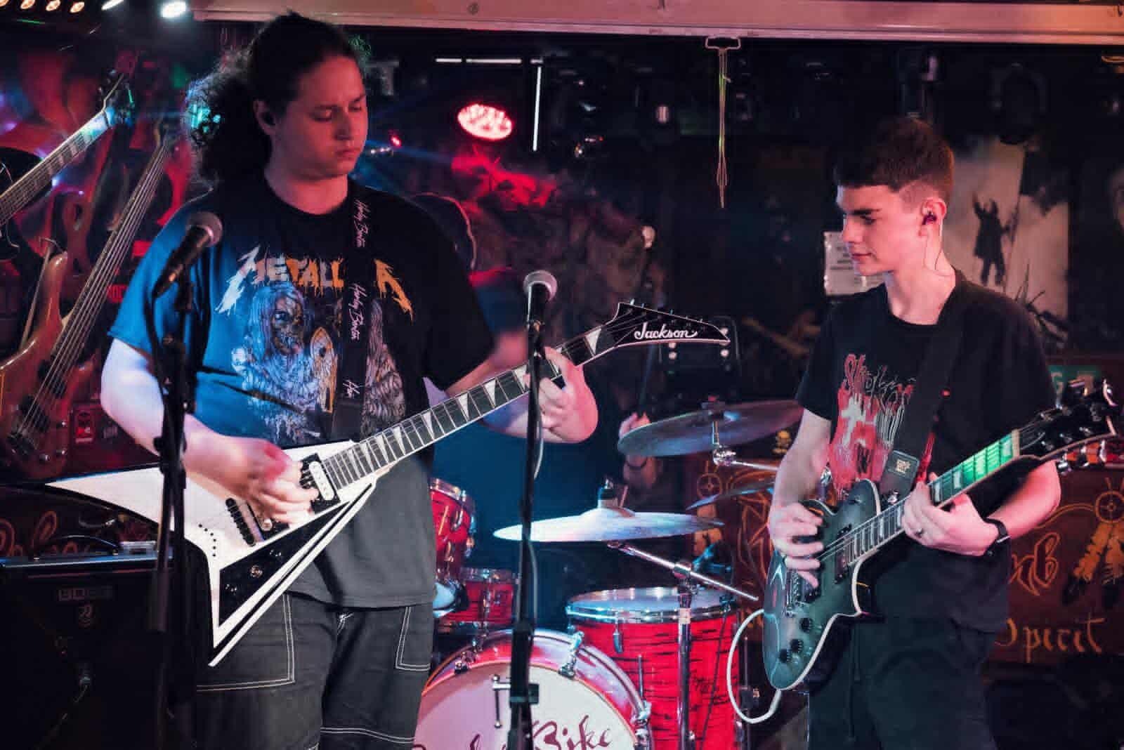 Trupa sibiană “Outside the Atmosphere” revine pe scenă cu un concert exploziv în Rock’n Bike Club