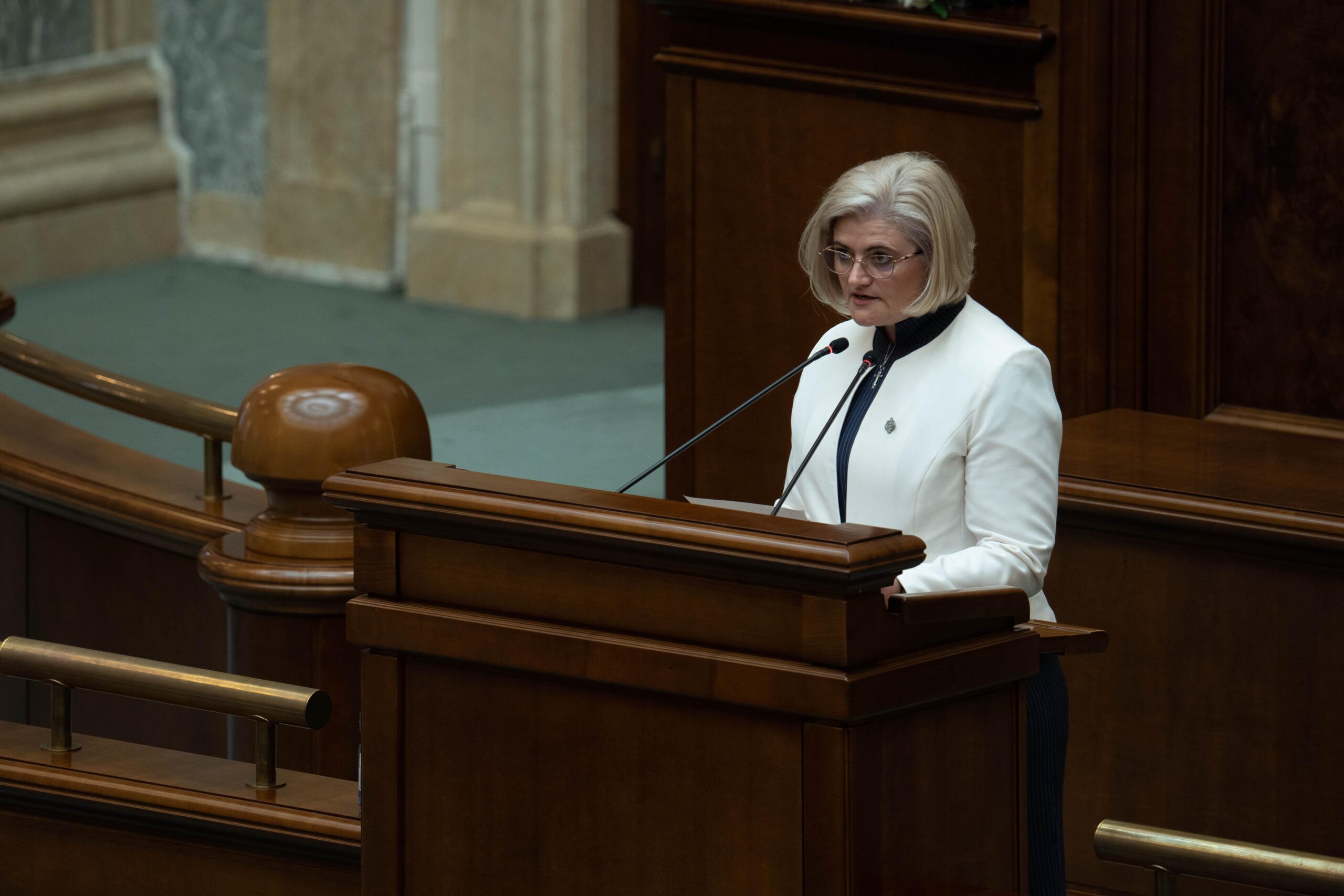 (P) Senatoarea AUR de Sibiu, Luminița Păucean-Fernandes, va vota căderea Executivului și critică dur ultimele declarații ale președintelui Nicușor Dan