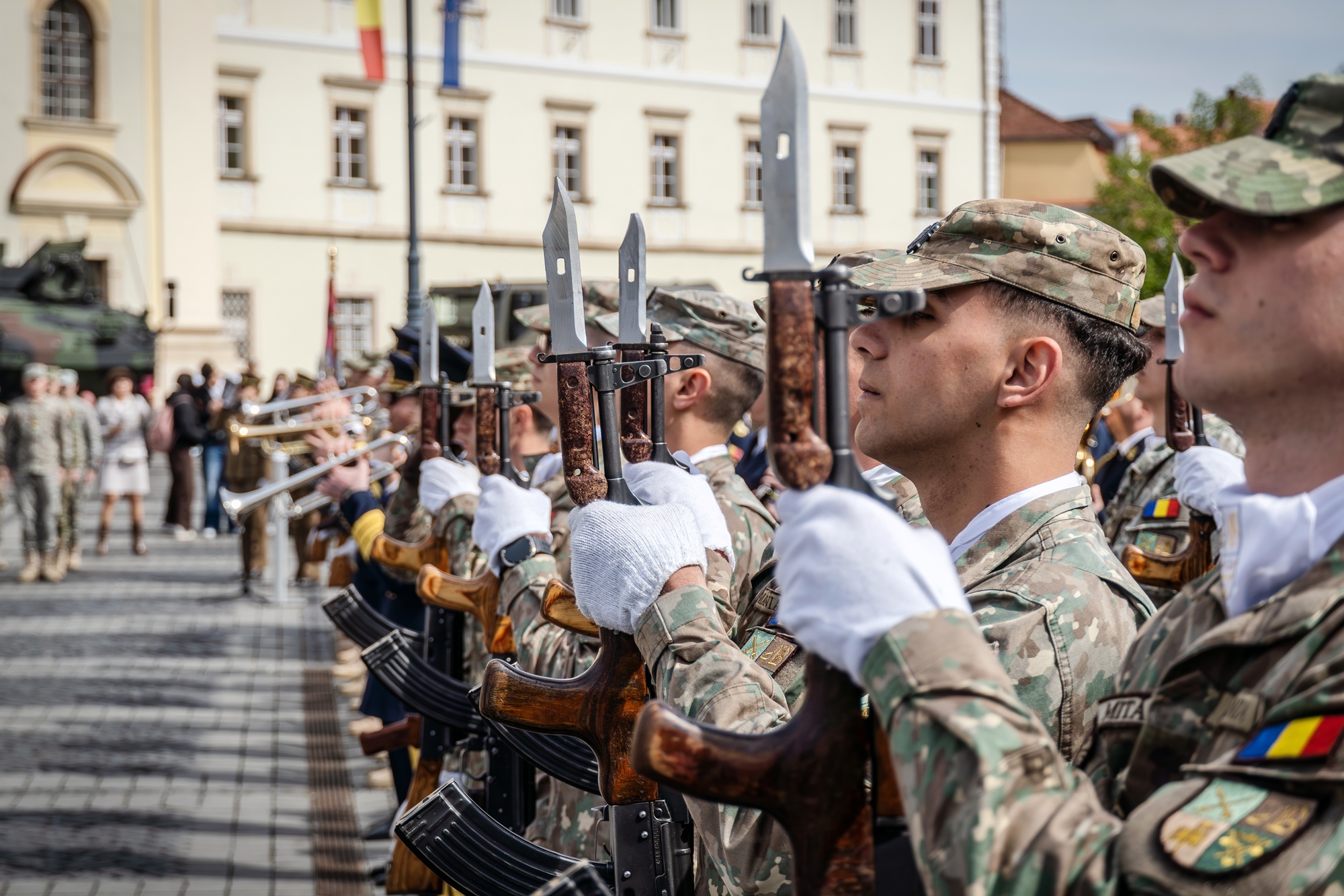 AFT angajează soldați profesioniști. Sunt disponibile șase posturi