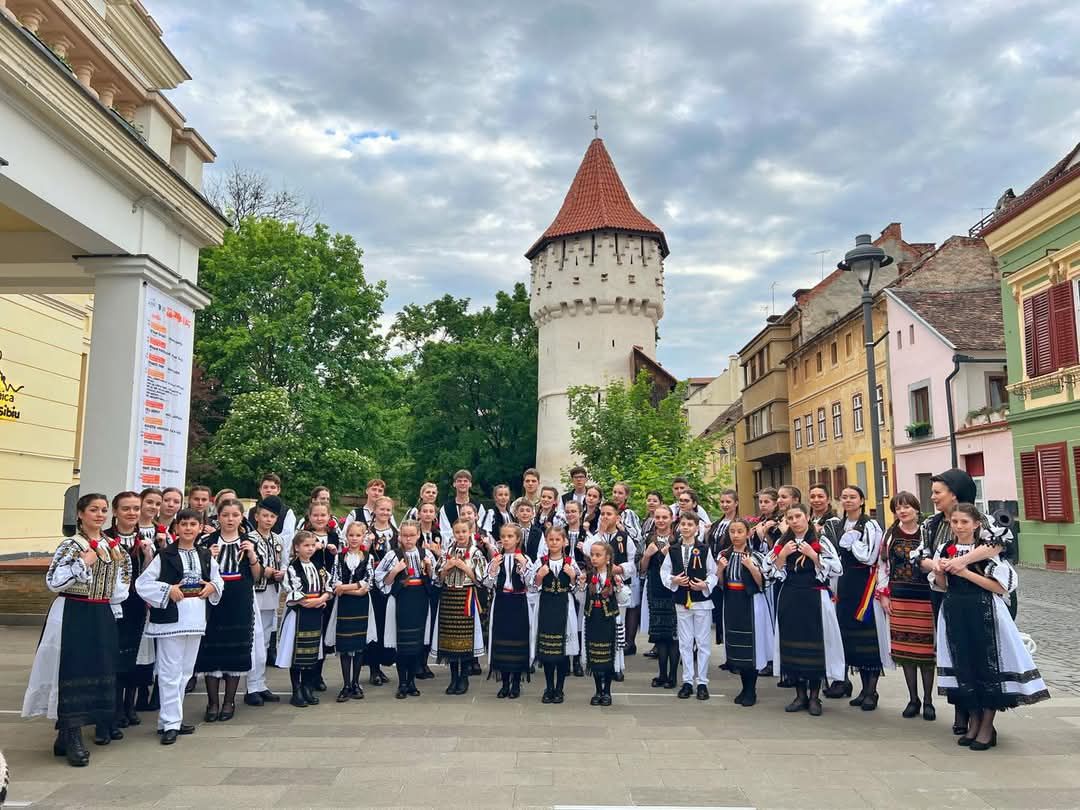 Festivalul „Ilie Micu”, scenă pentru tinerii interpreţi de muzică populară şi uşoară