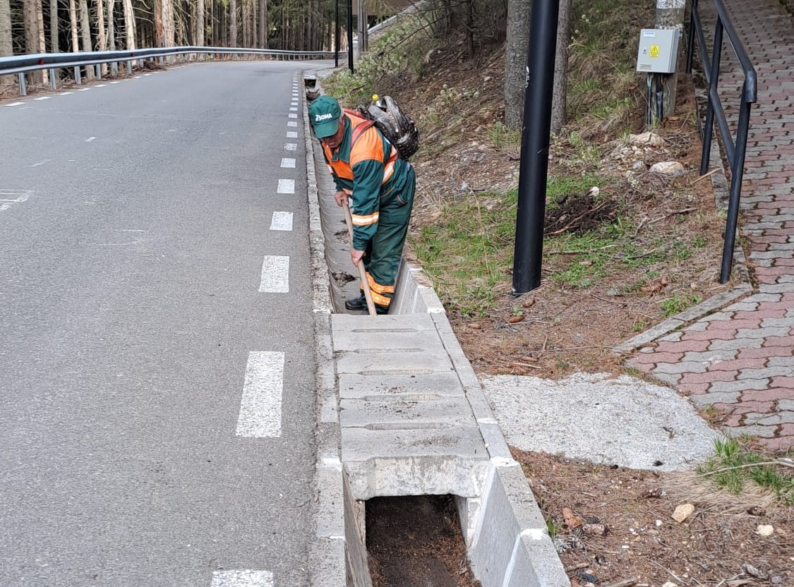 Primăria Sibiu a început curățenia de primăvară în Păltiniș, după semnale publice privind mizeria din stațiune