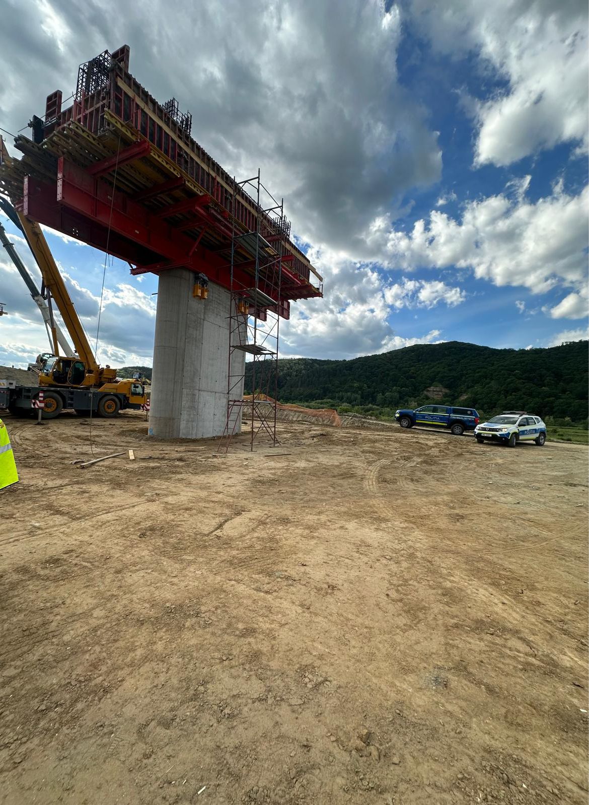 Muncitor rănit grav după ce a căzut de pe o schelă, pe un șantier din apropierea localității Turnu Roșu