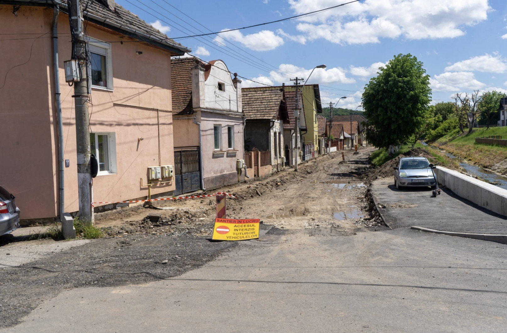 Mediaș: Lucrările de pe strada Valea Adâncă avansează. Pod nou, pasarelă și locuri de parcare în zonă