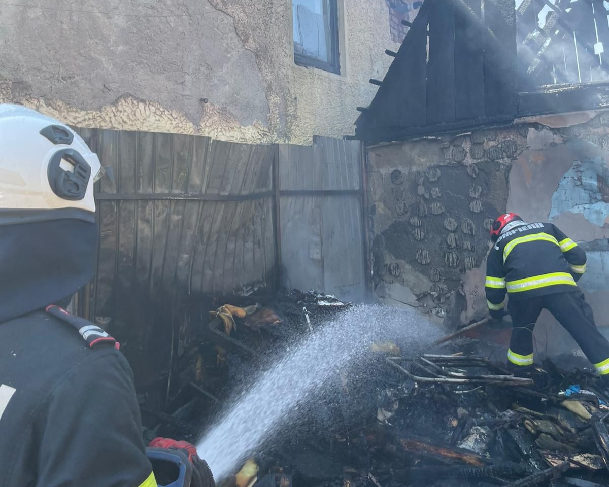 Incendiu puternic la o locuință din Mediaș. Focul a pornit de la o anexă și s-a extins la casa vecină