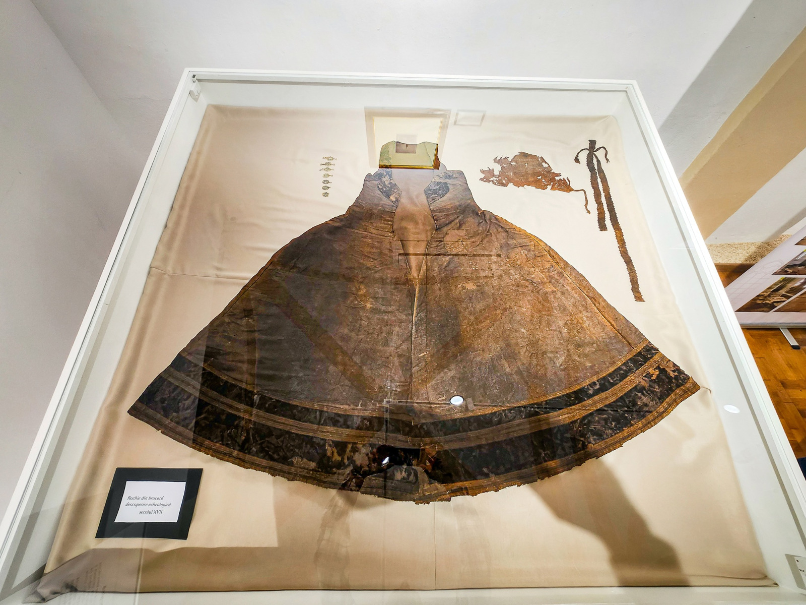 Imagini spectaculoase: Rochie de peste 400 de ani, în curs de restaurare la Muzeul Brukenthal