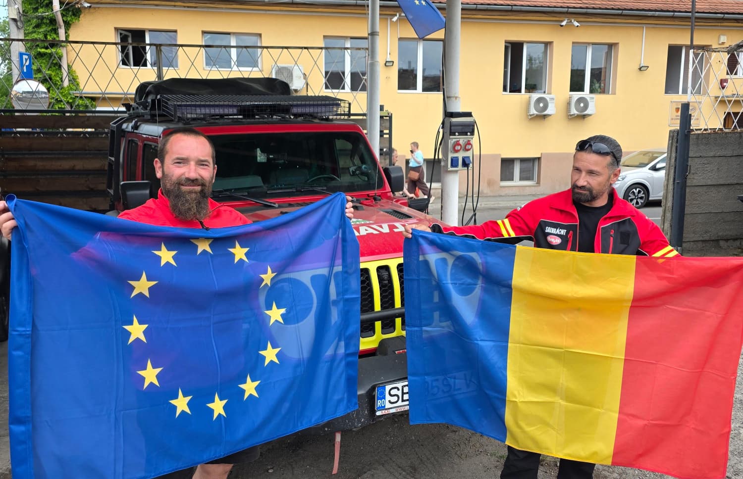 De Ziua Europei, salvamontiștii sibieni duc steagurile României și Uniunii Europene în Creasta Făgărașului