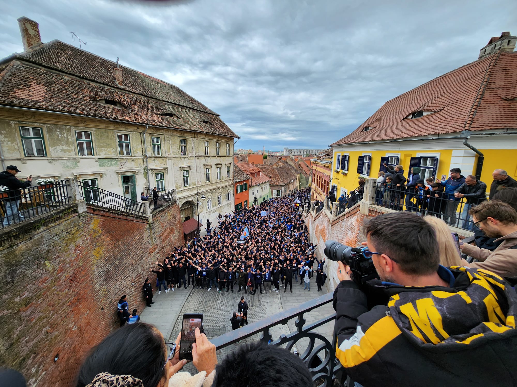 Galeriile finalistelor Cupei României îşi fac încălzirea în Piaţa Mare şi Piaţa Mică din Sibiu pentru finala de pe “Municipal”