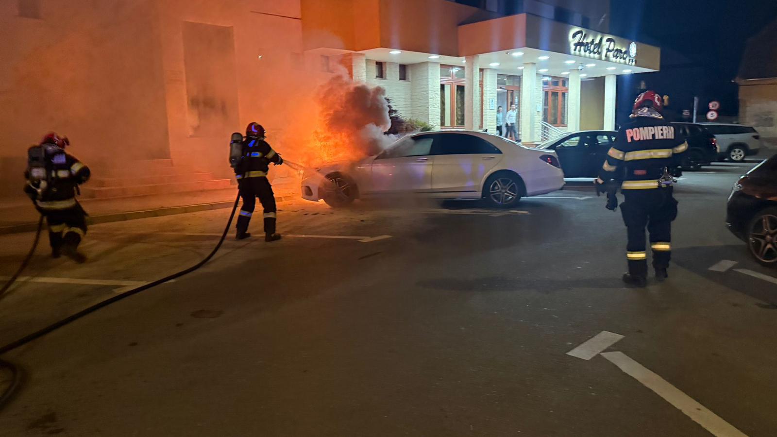 Incendiu la un autoturism pe strada Școala de Înot din Sibiu