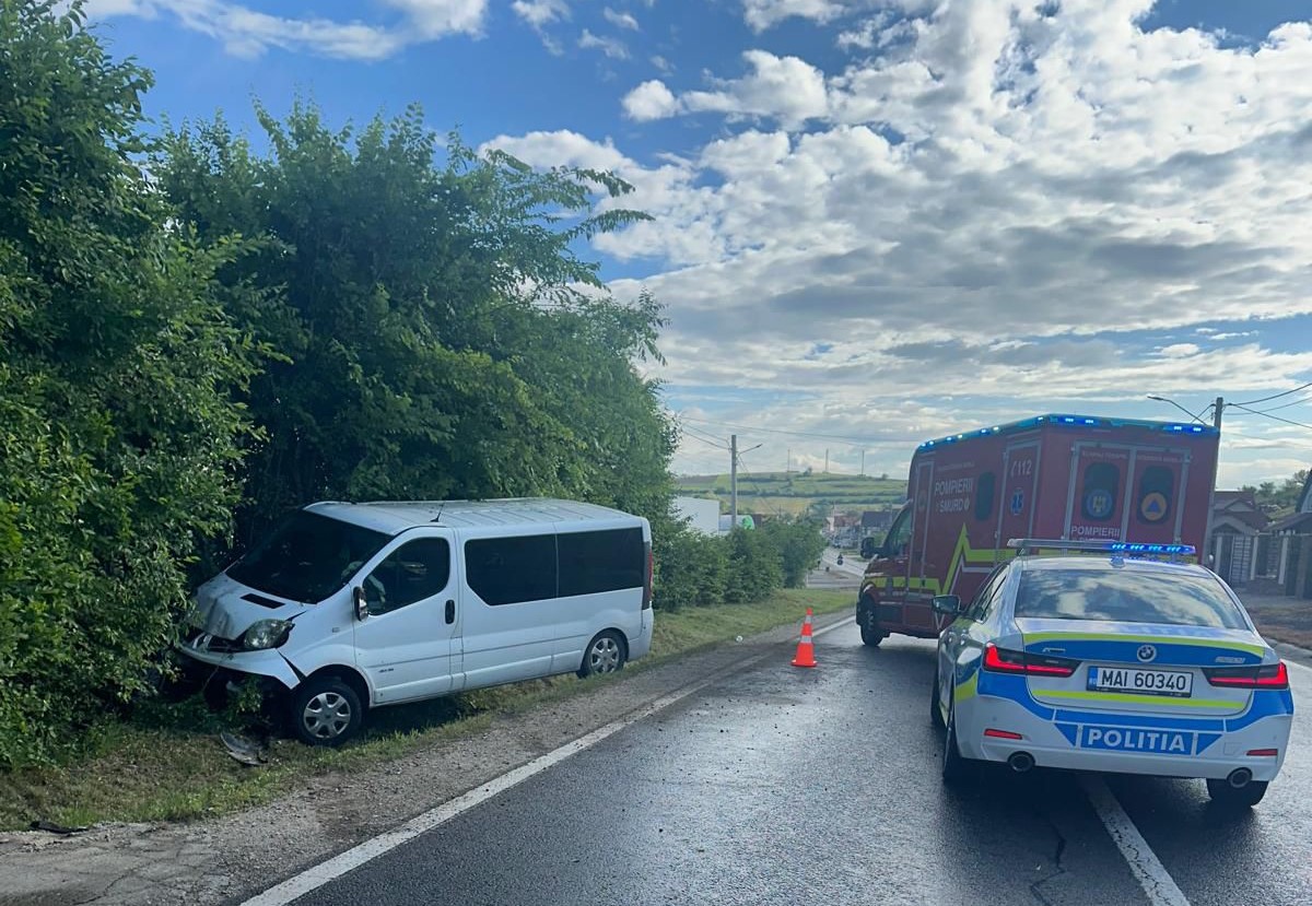 Microbuz cu șase persoane ieșit de pe carosabil la intrarea în Șura Mare. Cinci pasageri, printre care doi copii, au ajuns la spital