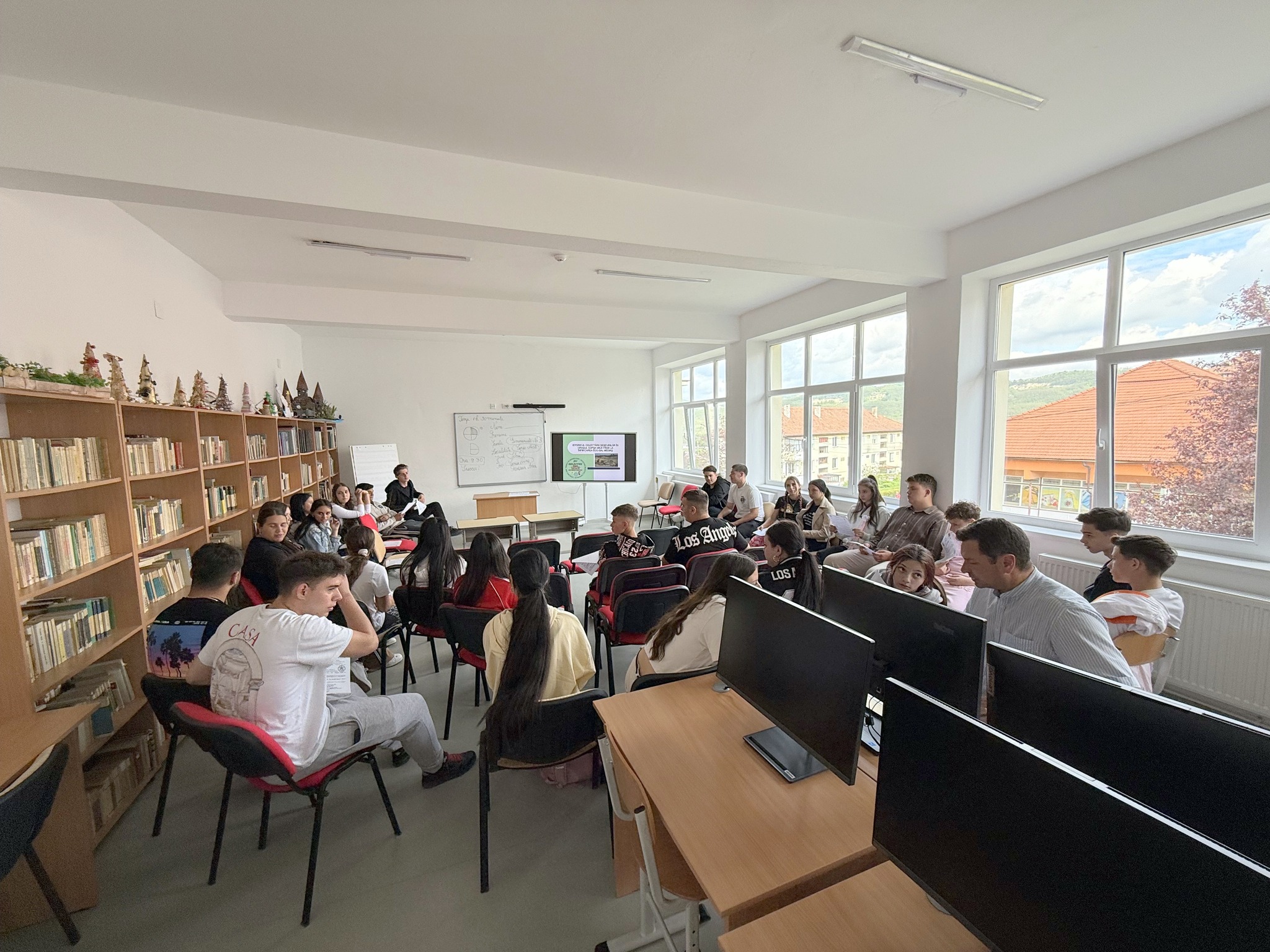 COPŞA MICĂ: Elevii care „colectează selectiv” pot vizita Parlamentul României