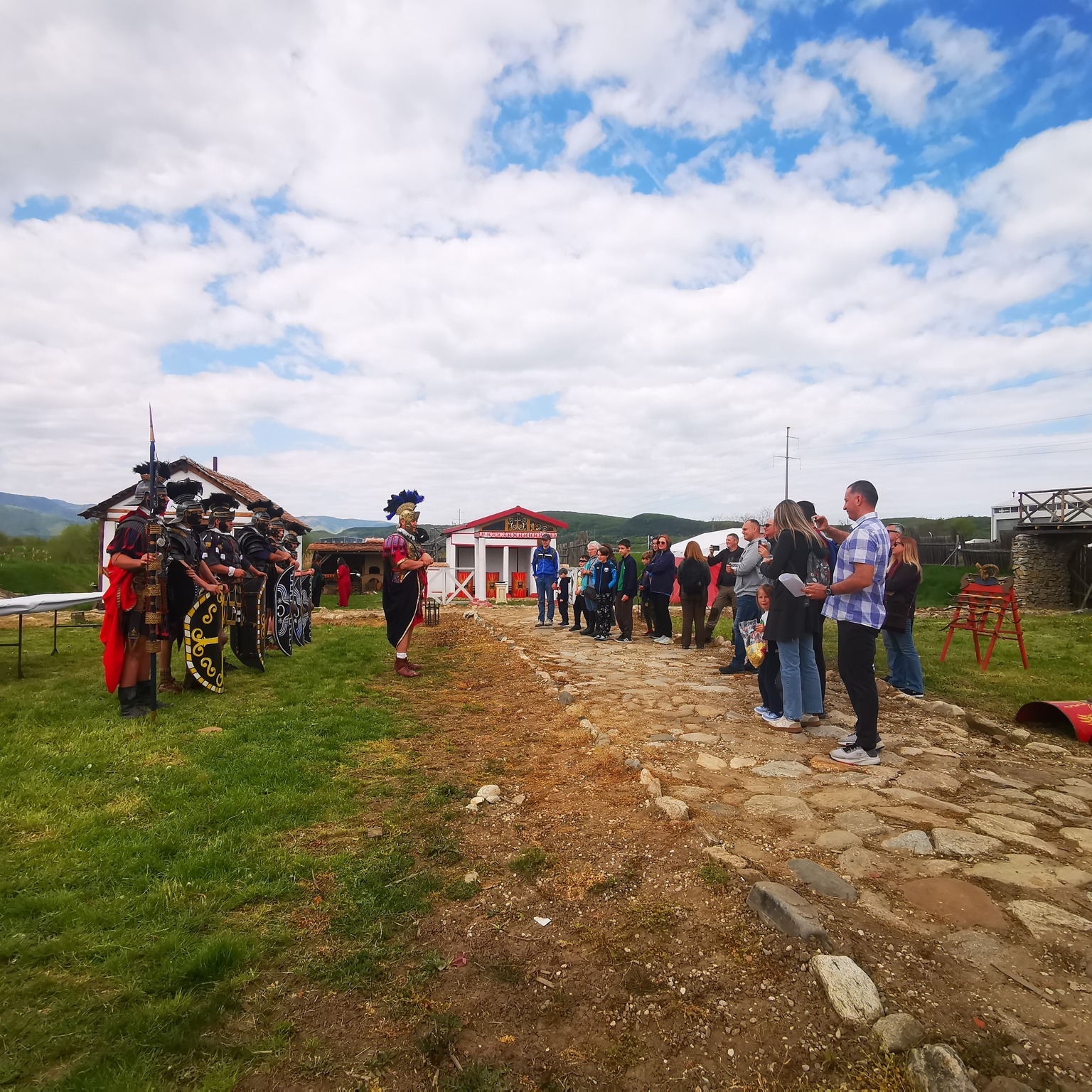 CRISTIAN: Personalul Comandamentului NATO din Sibiu s-au destins în castrul roman