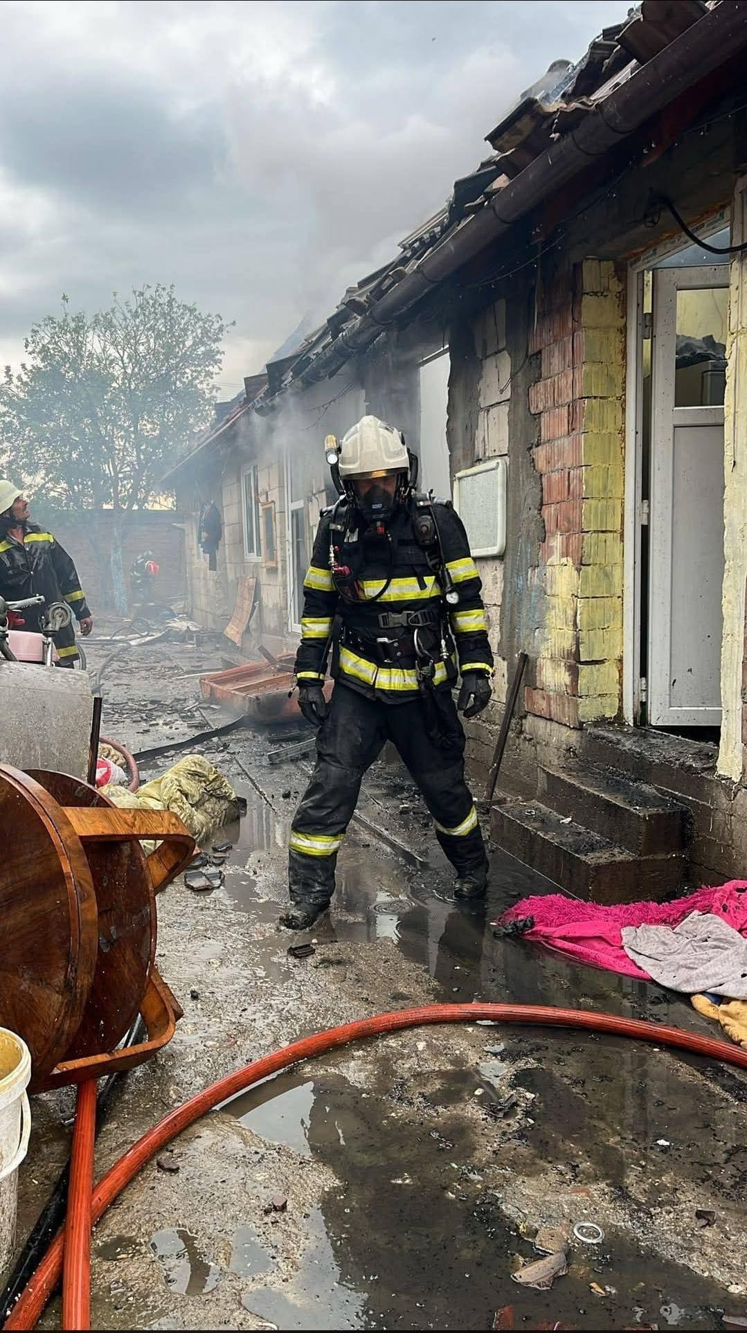 Incendiu la Cristian. Apel pentru ajutorarea familiei care și-a pierdut casa în flăcări