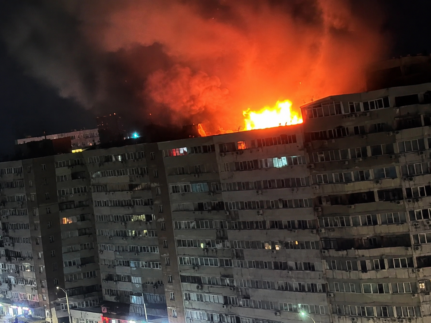 Dronă cu încărcătură explozivă prăbușită pe un bloc din Galați. Zeci de oameni evacuați, două persoane rănite