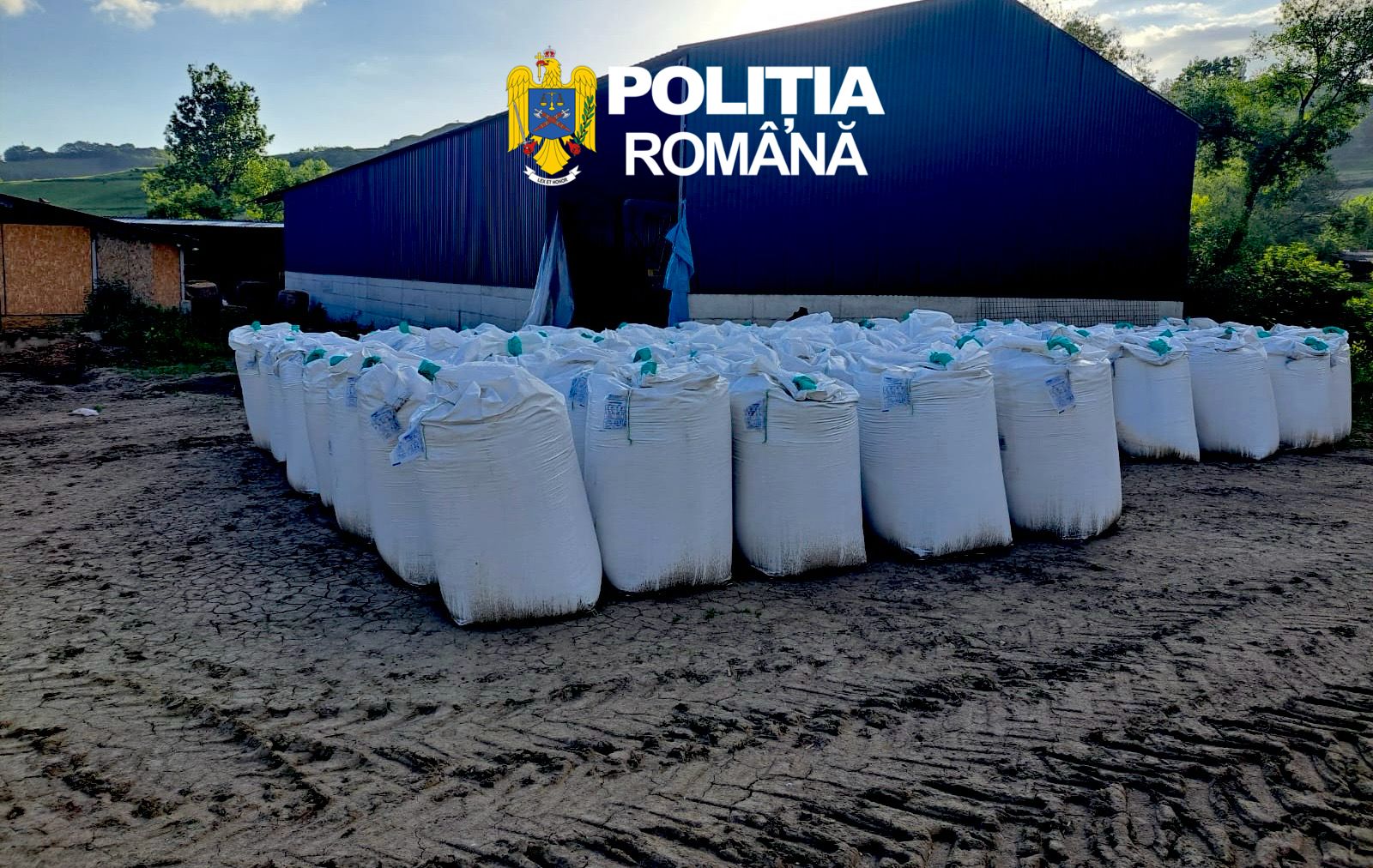 Peste 55 de tone de îngrășăminte chimice, descoperite depozitate necorespunzător la o exploatație agricolă din Ațel