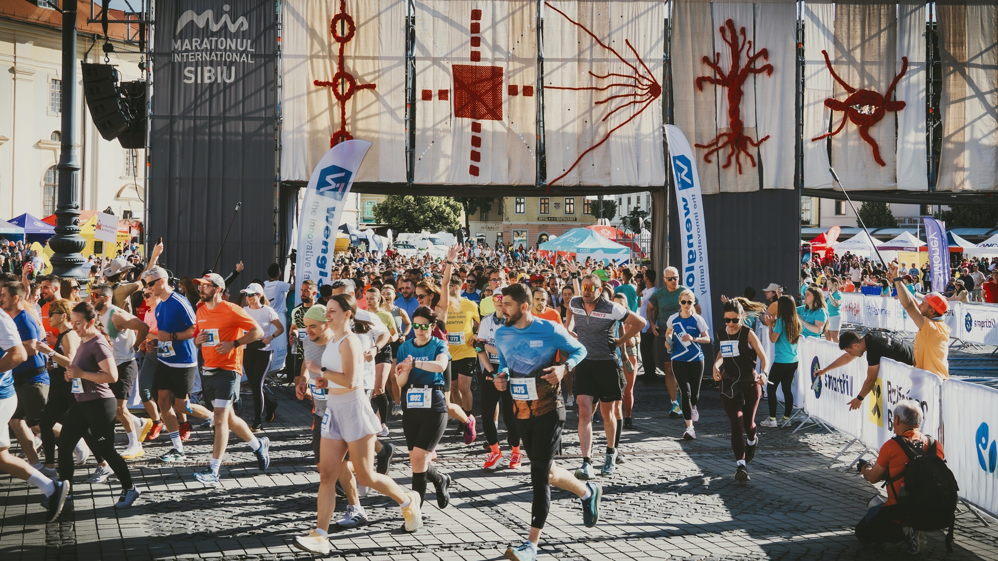 Pulsul orașului bate în Piața Mare. Maratonul Internațional Sibiu, despre oameni și comunitate