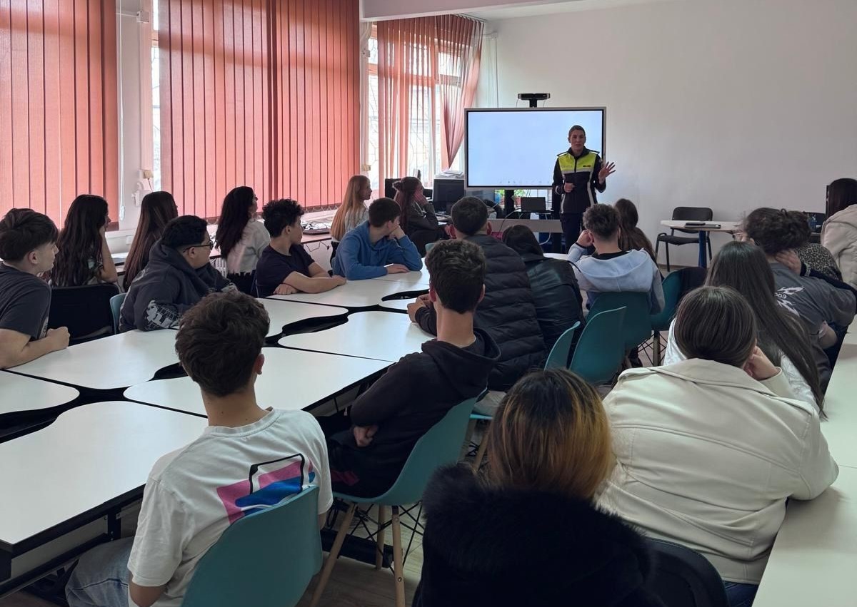 Controale și activități preventive ale polițiștilor în școlile din Tălmaciu și Tălmăcel. Amenzi de 12.000 de lei