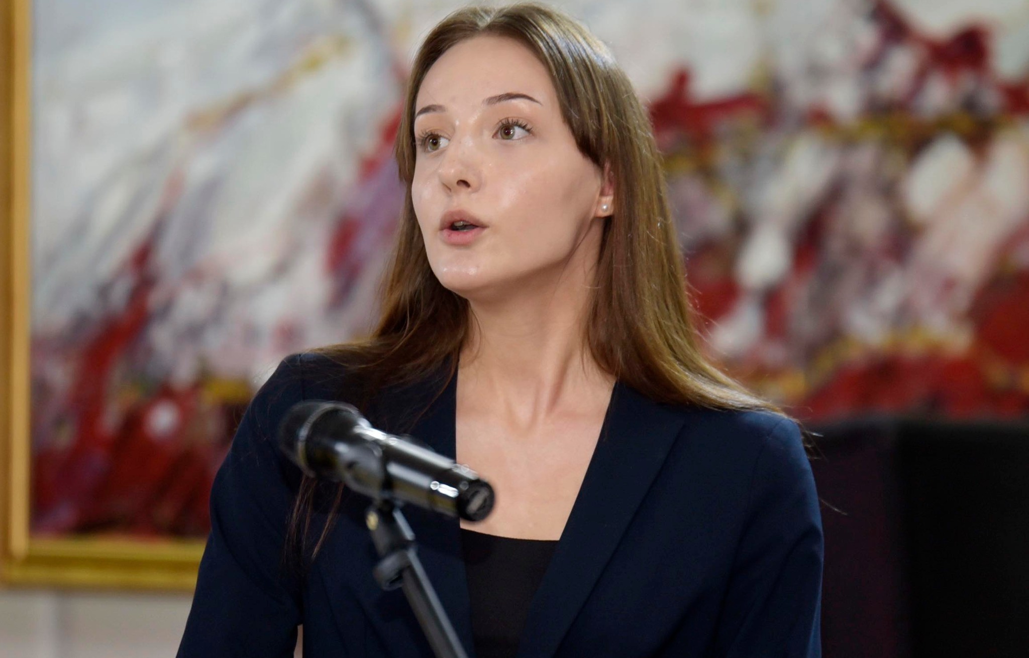O elevă din Sibiu va reprezenta România la finala internațională „Public Speaking” de la Londra