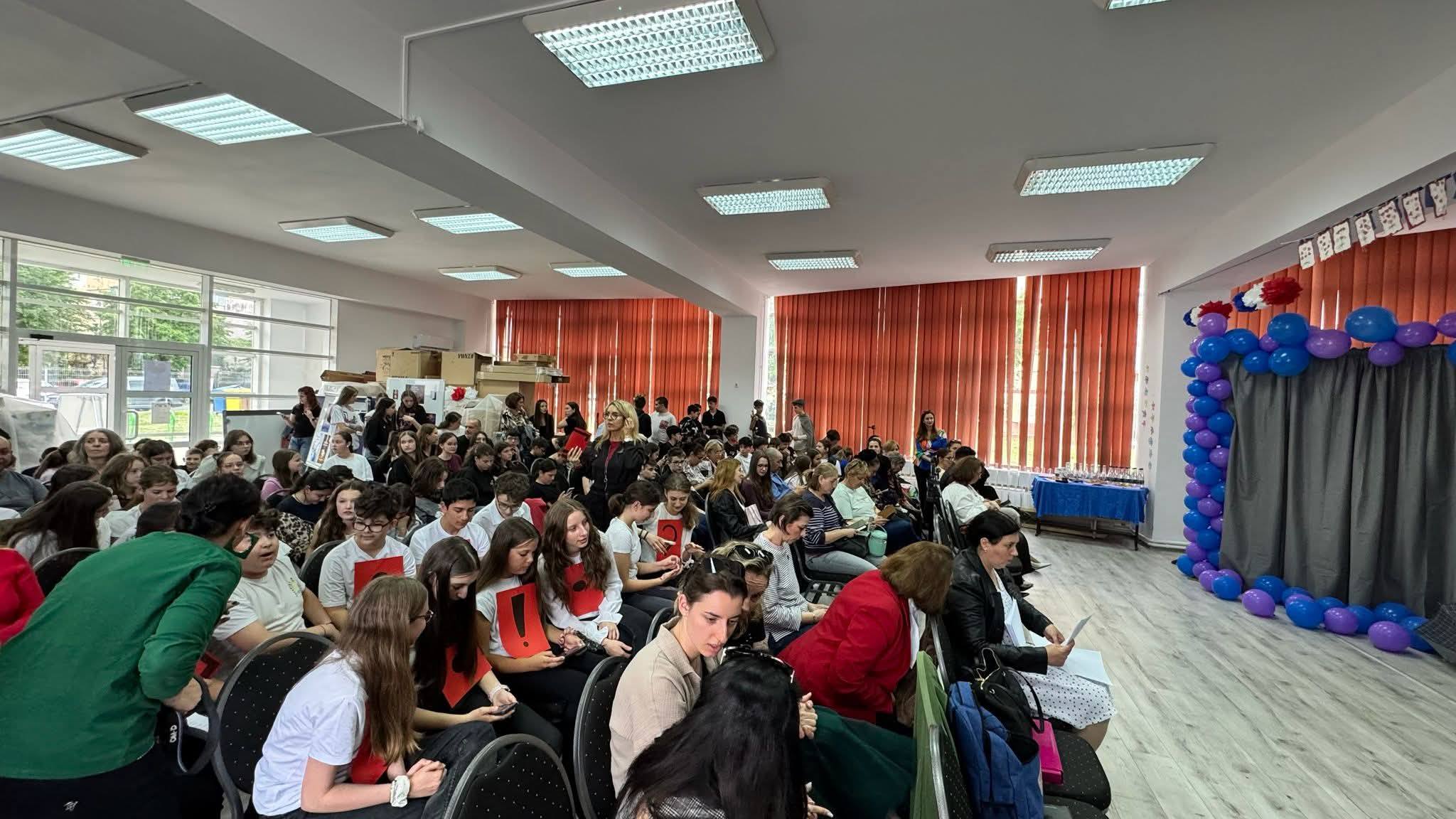 TILIŞCA: Elevii au excelat la concursul judeţean de limba franceză