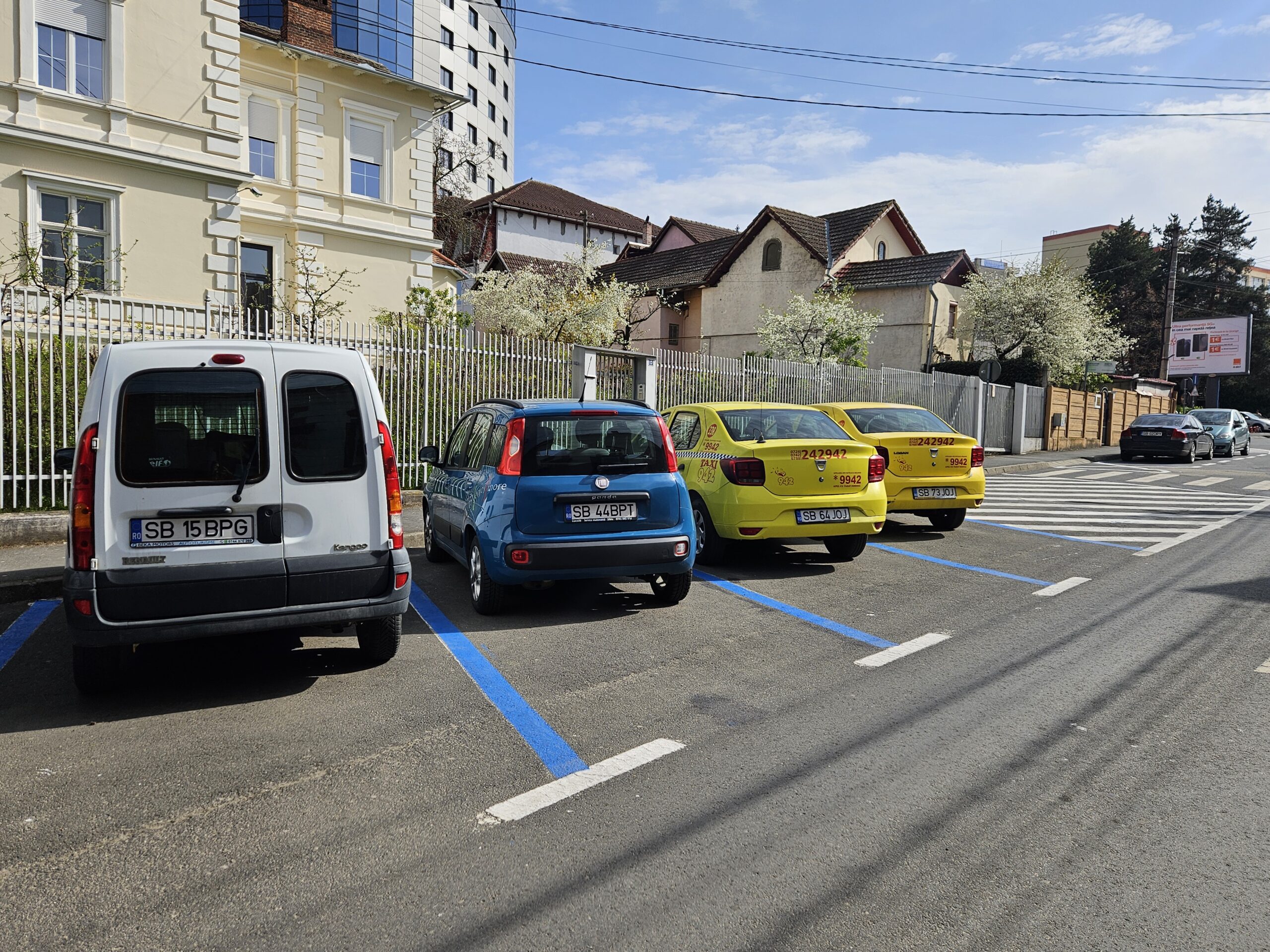 Parcările de pe cinci străzi din Sibiu vor avea marcaje noi. Șoferii sunt rugați să elibereze locurile