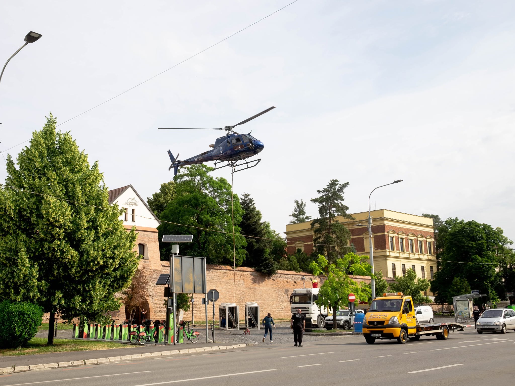 Noile echipamente de climatizare ale Sălii Thalia au fost montate cu ajutorul unui elicopter