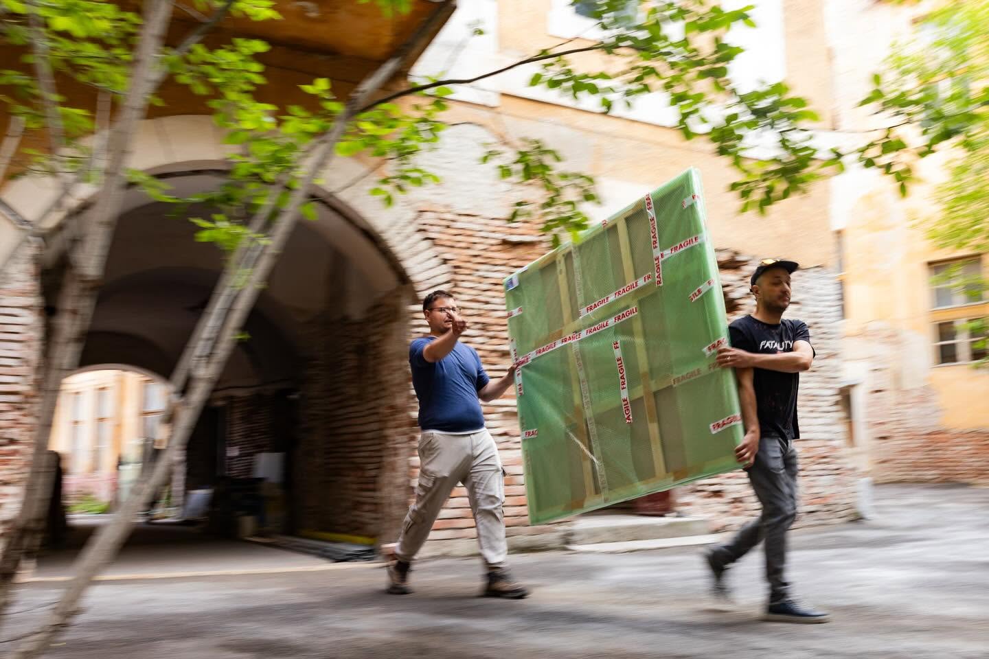 „Lumea ca teatru” a ajuns la Sibiu. Peste 80 de lucrări semnate de Ștefan Câlția pregătesc expoziția „Transilvania | Extravaganza”