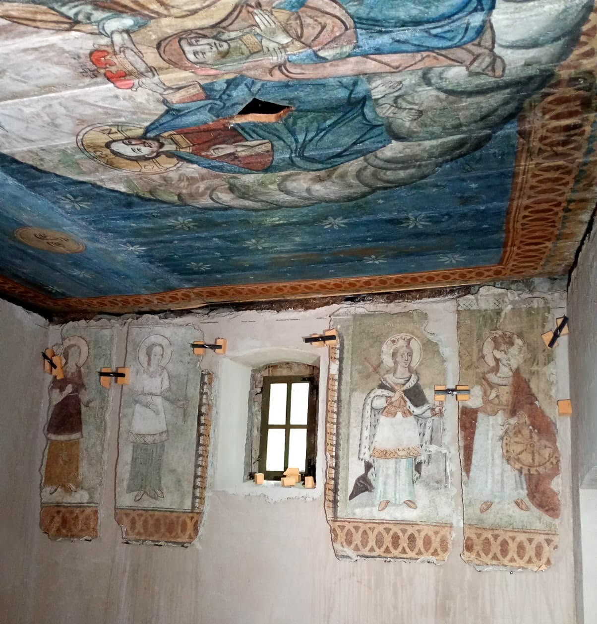 Restauratorii refac, fragment cu fragment, interiorul Bisericii din Vința de la Muzeul ASTRA