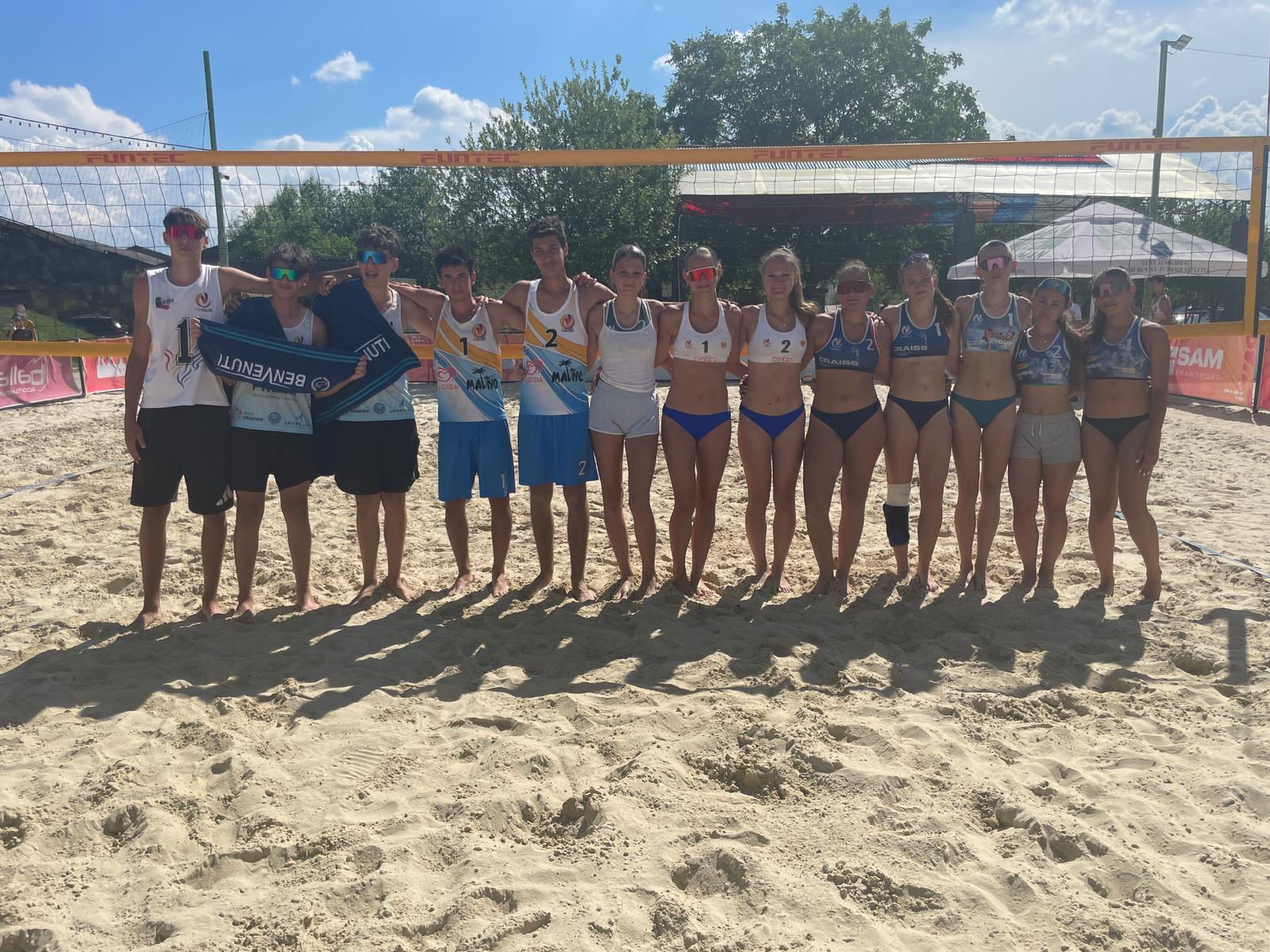 (FOTO) Finală 100% sibiană la etapa U18 de beachvolley. Trei sportive de la ACS Champions au plecat direct la lotul național al României