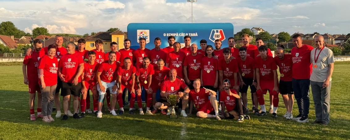 (FOTO) AFC Agnita a primit trofeul de campioană judeţeană din partea preşedintelui AJF Sibiu. Un nou titlu, după 38 de ani