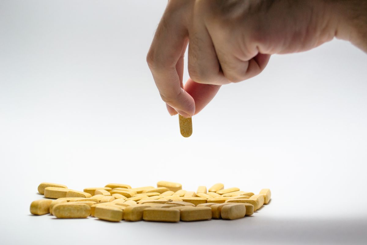 Ai deficit de vitamina B12 confirmat prin analize? TOP 7 suplimente de luat în calcul în 2026 pentru sportivi, vegetarieni și seniori