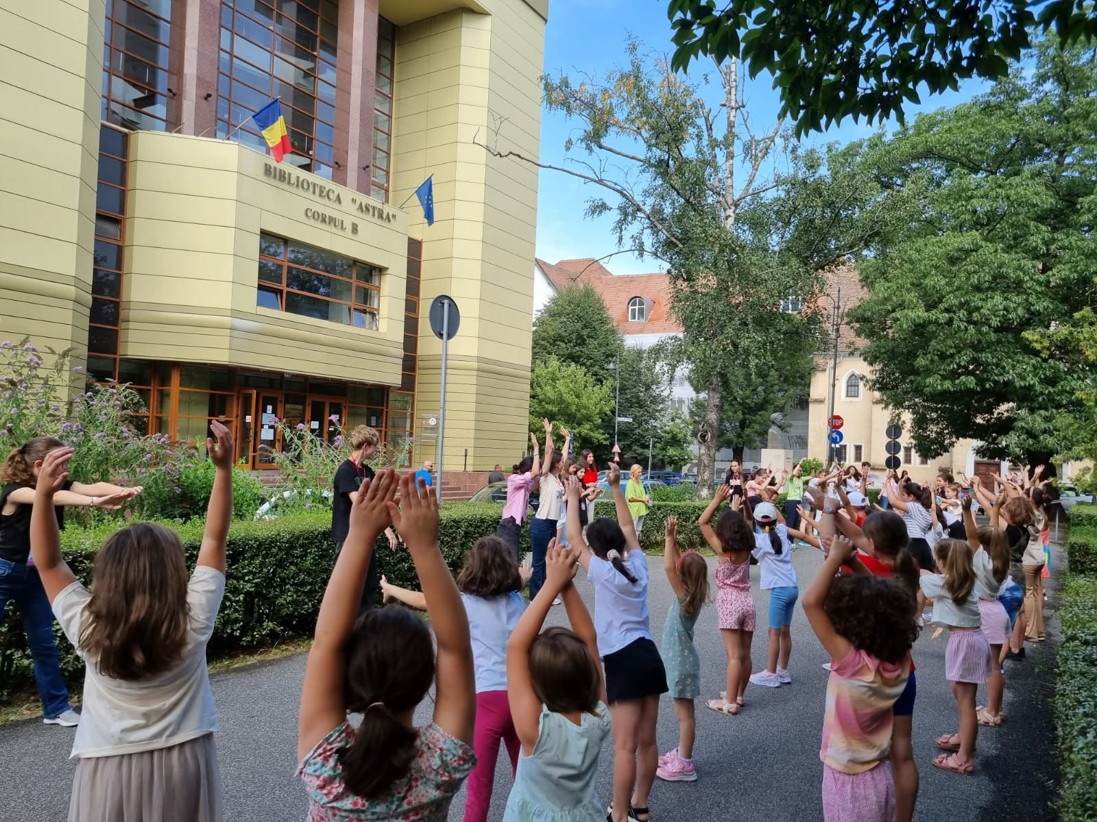 Vacanță printre cărți, jocuri și ateliere: Biblioteca ASTRA dă startul înscrierilor la Bibliovacanța 2026