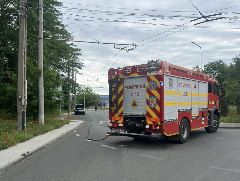 Trafic blocat pe strada Ighișului din Mediaș după fisurarea rezervorului GPL al unui autoturism