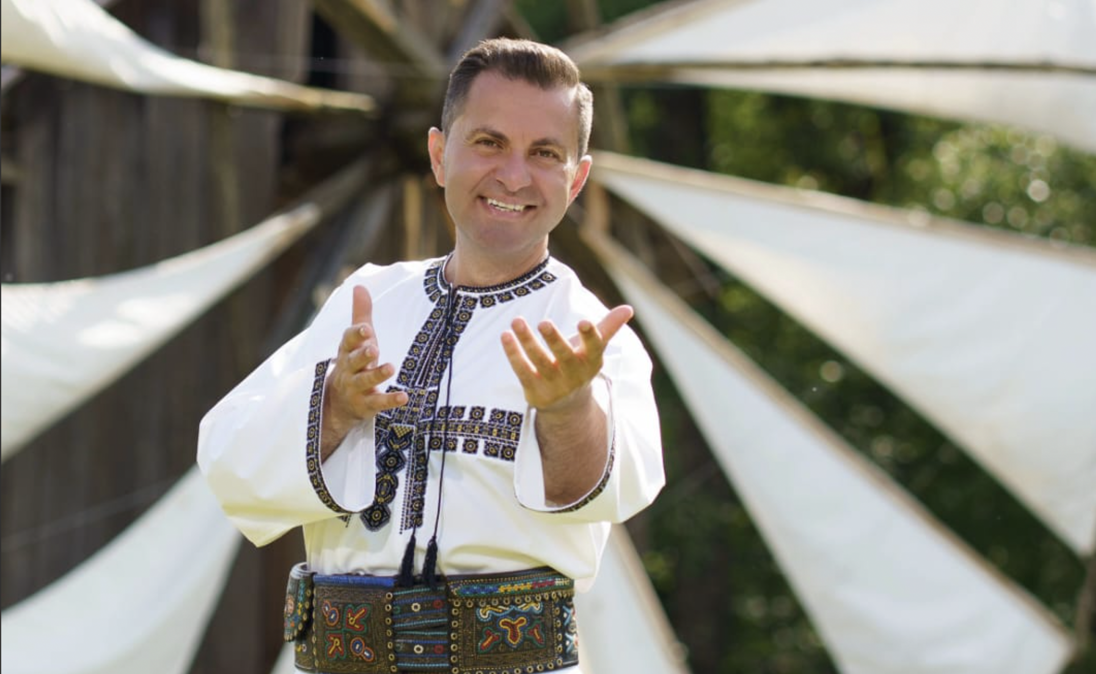 EXCLUSIV | 45 de ani de viață, 25 de ani pe scenă: povestea artistului Robert Târnăveanu
