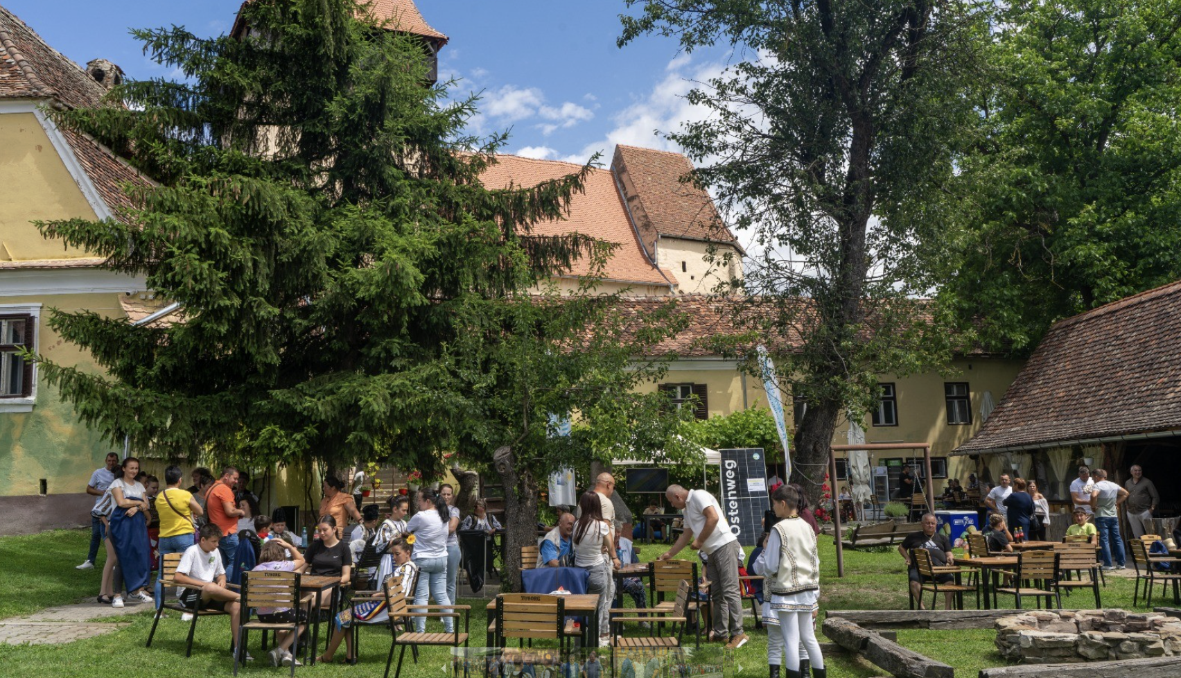Ighișu Nou și-a sărbătorit comunitatea. Muzica, tradițiile și proiectele pentru viitor au adunat localnicii la Biserica Fortificată