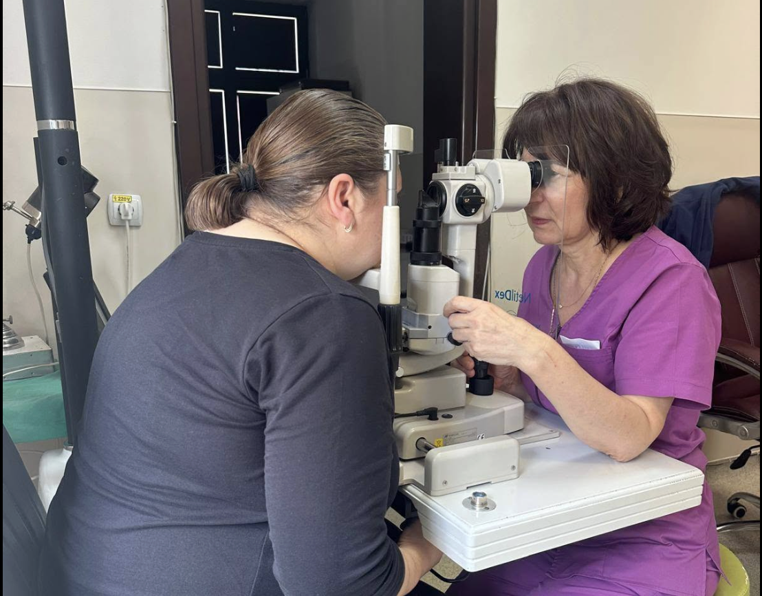 Medicii de la SCJU Sibiu avertizează: vara aduce mai multe probleme oculare. Ce greșeli trebuie evitate la plajă și la piscină