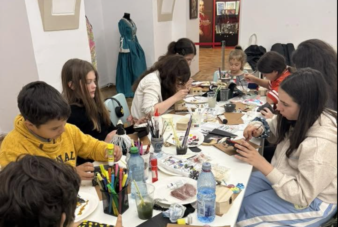 Grădina Palatului Brukenthal devine atelier de creație pentru cei mici