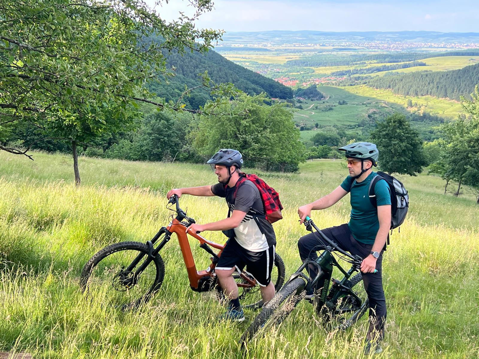 Tururi cu biciclete electrice prin munții Sibiului. „Anii Drumeției” lansează experiențe pentru copii și adulți