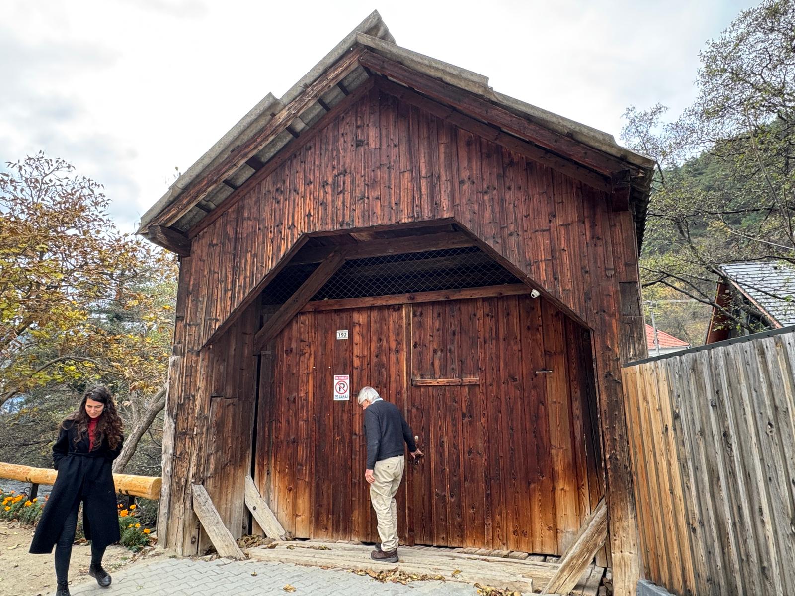 Salvat de la distrugere: Ambulanța pentru Monumente reconstruiește singurul pod acoperit din lemn din judeţ
