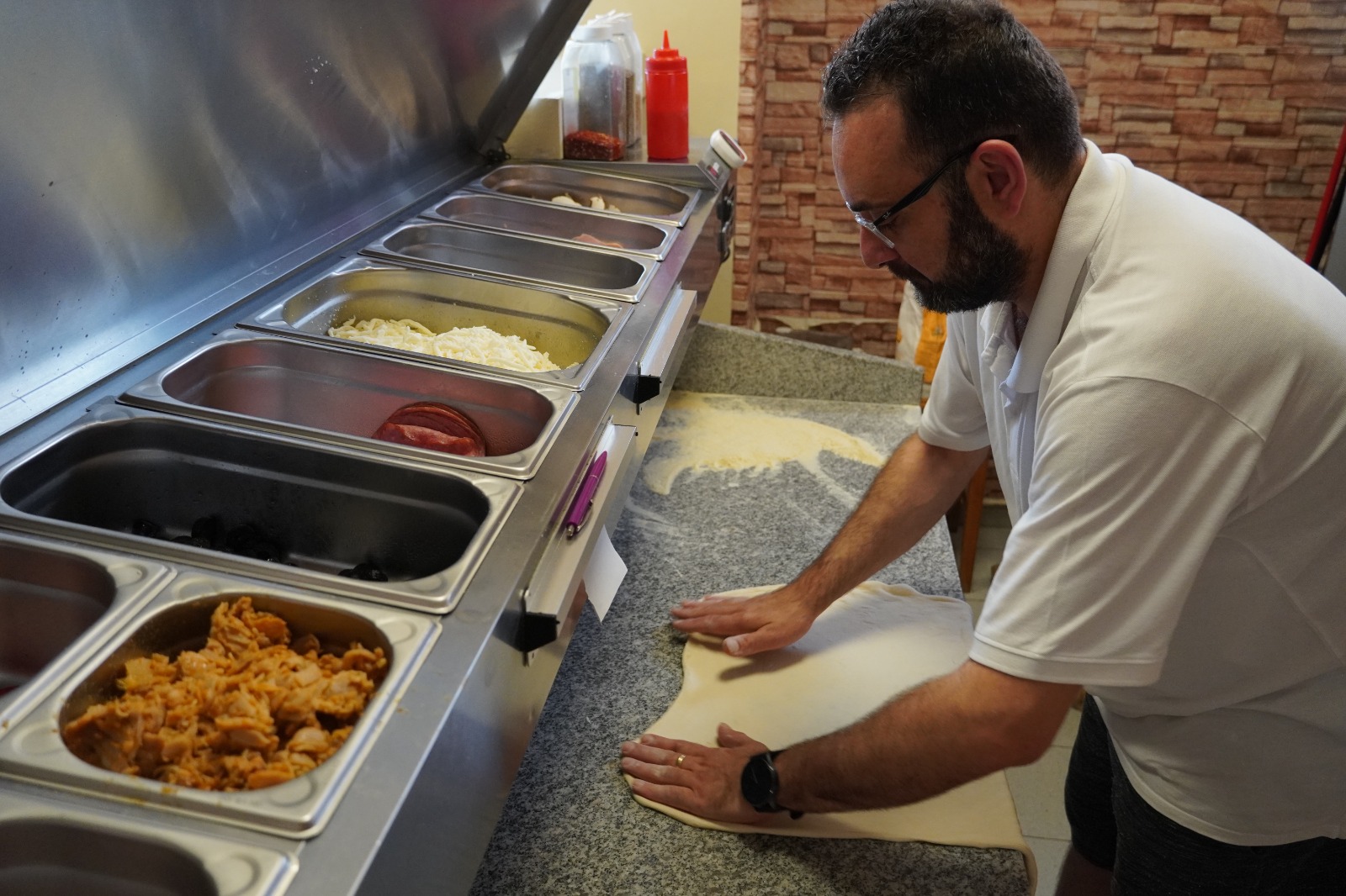 „Mica Italie” din Vasile Aaron. Pizzerul italian care muncește 13 ore pe zi la Sibiu