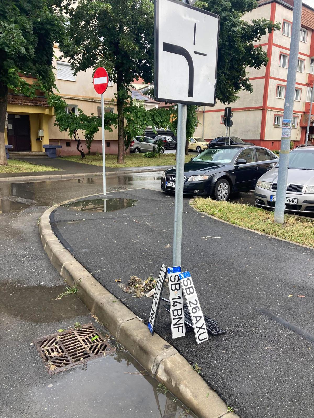 Val de numere de înmatriculare pierdute în urma furtunii de la Sibiu