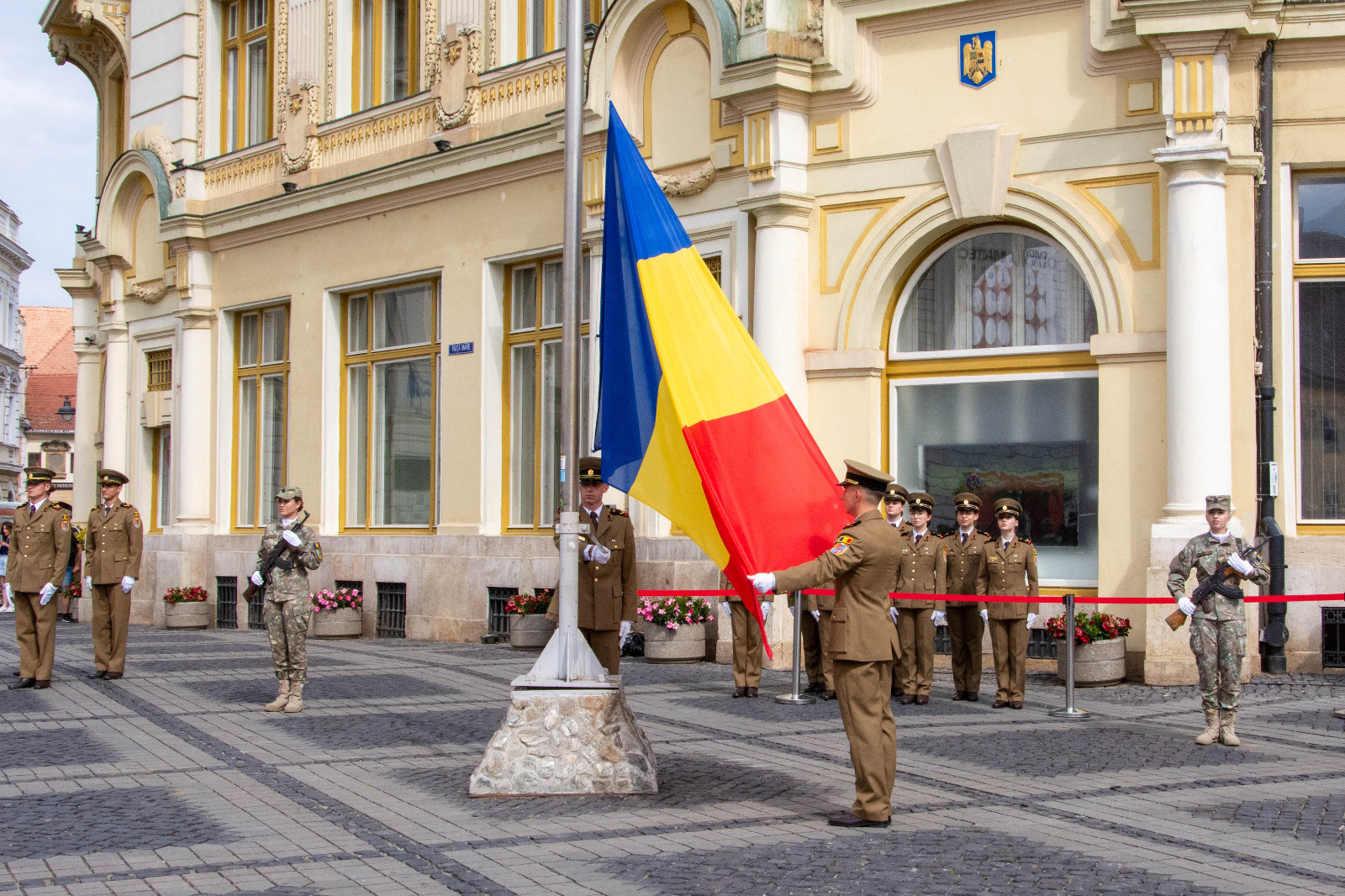 Drapelul României, sărbătorit la Sibiu. Ceremonie militară și religioasă în Piața Mare
