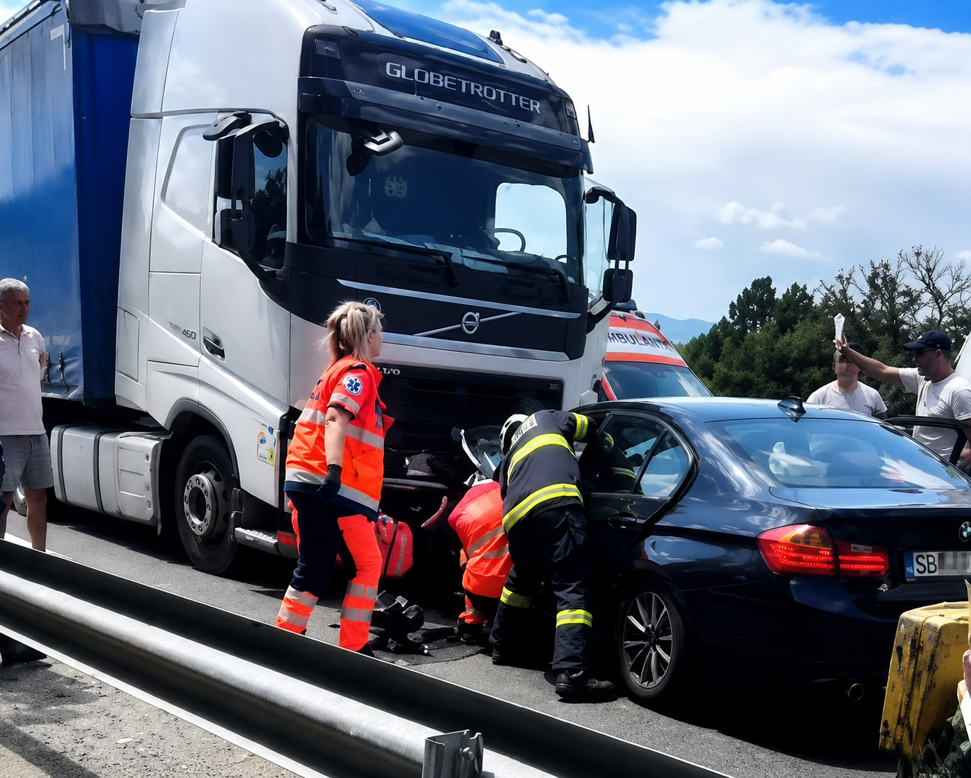 UPDATE | Trafic blocat pe DN 1, între Veștem și Bradu, după un accident. Două persoane au rămas încarcerate