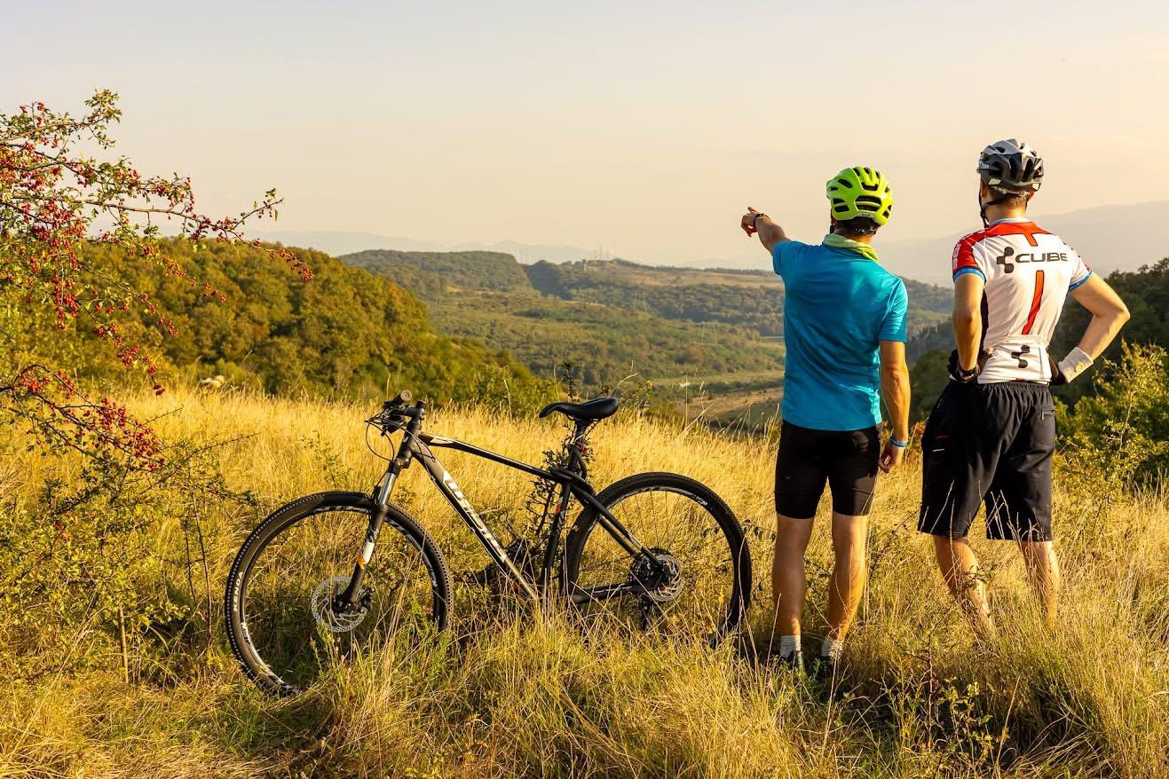 După succesul „Anii Drumeției”, CJ Sibiu mizează pe bicicletă: traseu nou în Țara Oltului. Parteneriat cu Primăria Avrig și „Conservation Carpathia”