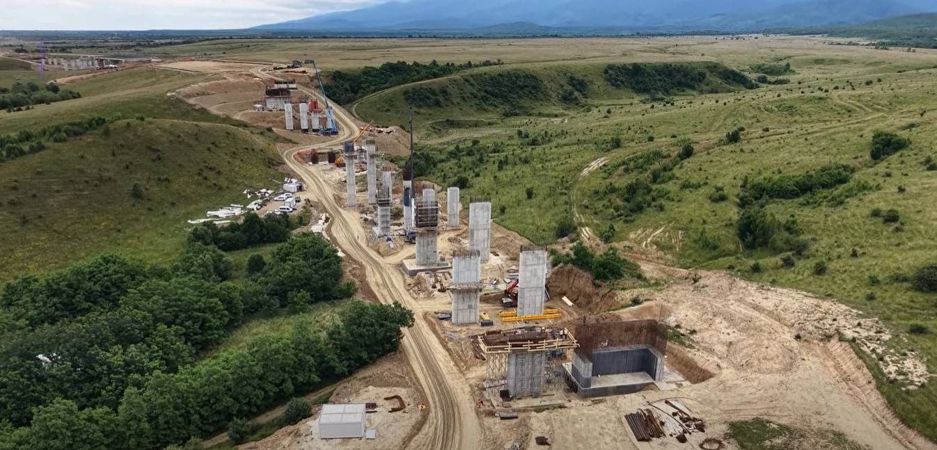 VIDEO | Autostrada Sibiu – Făgăraș prinde contur. Tronsonul Avrig – Arpașu de Jos a ajuns la un stadiu fizic de 36%