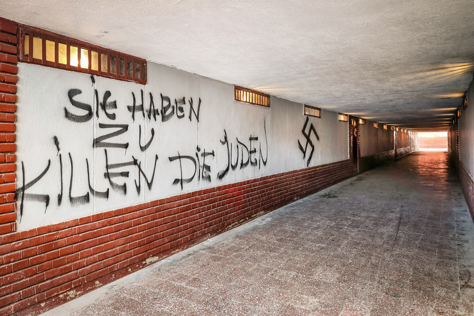 Simboluri naziste și instigare la ură la doi pași de centrul Sibiului. Persepectiva pușcăriei nu sperie vandalii Pasajului Lupeni