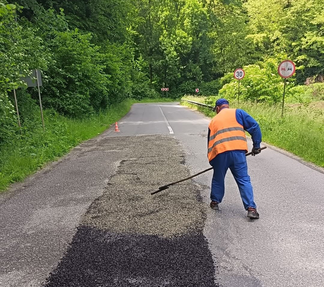 Săptămână plină pentru drumarii sibieni. Reparații, cosiri de vegetație și marcaje pe mai multe drumuri județene