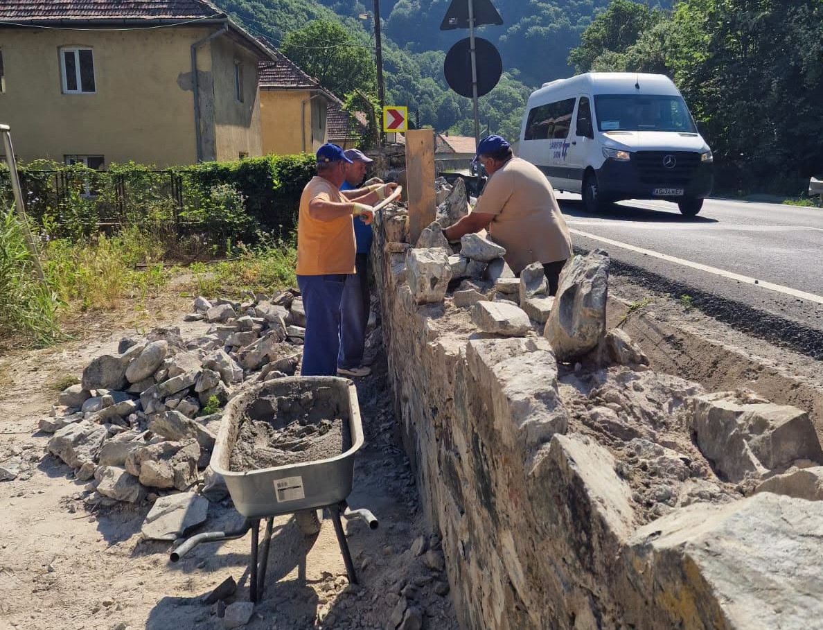 Drumarii intervin în această săptămână pe mai multe drumuri județene din Sibiu. Se refac marcajele spre Castelul de Lut